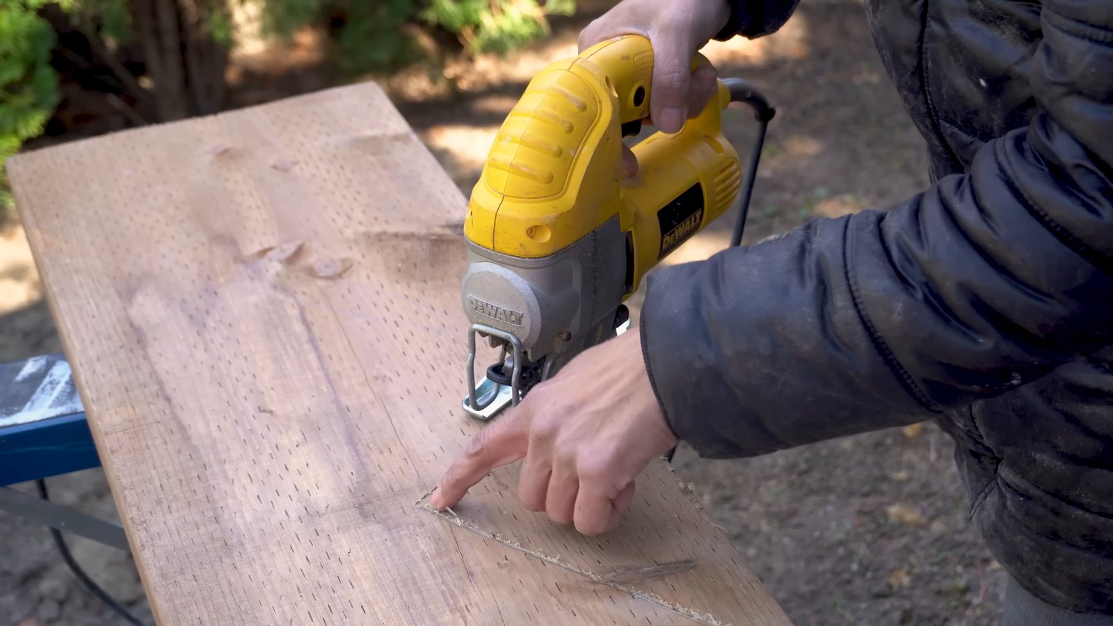 Finishing the inside corners of the stringer with a jigsaw