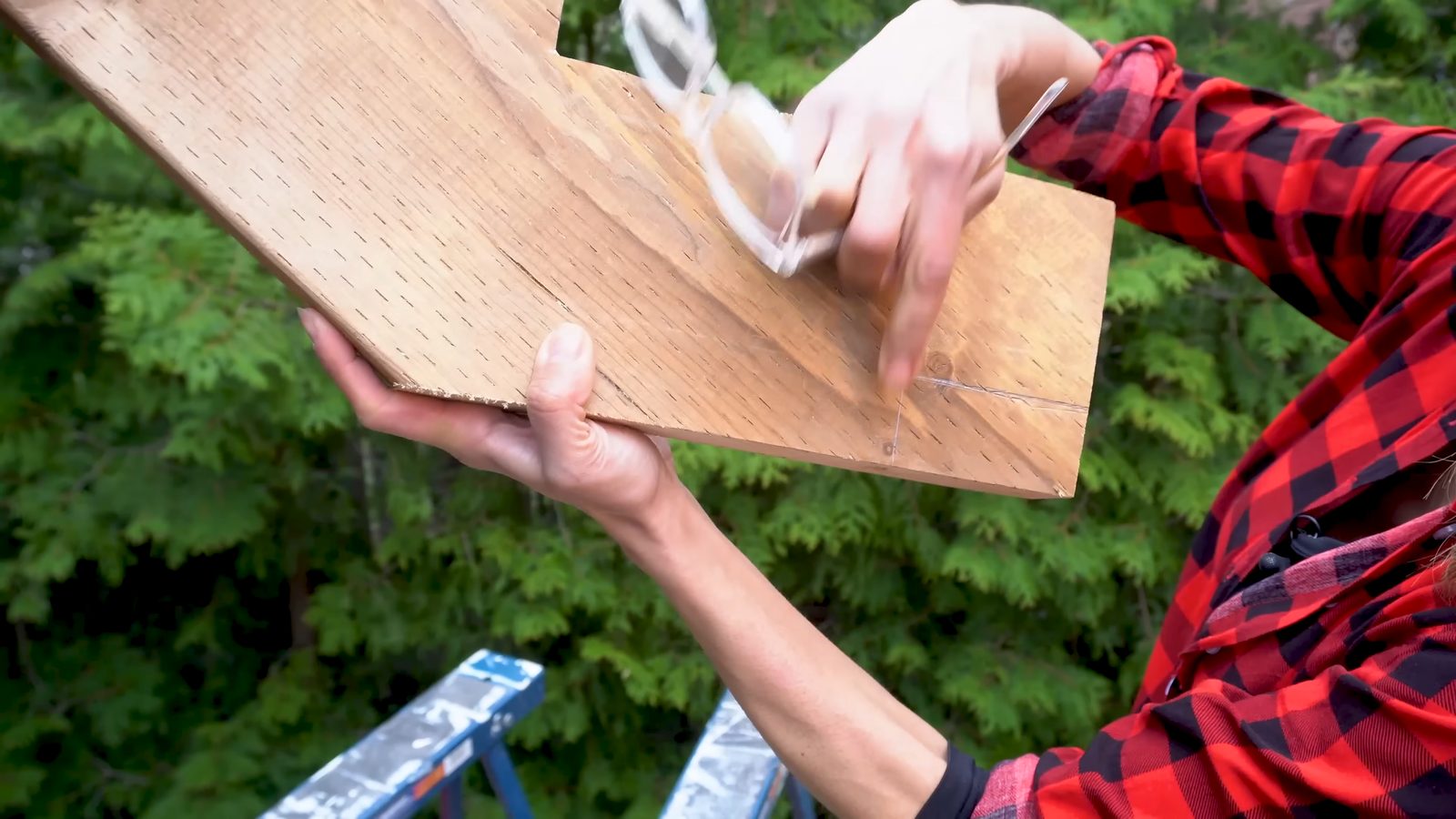 Penciling the base notch cutout on a deck stair stringer