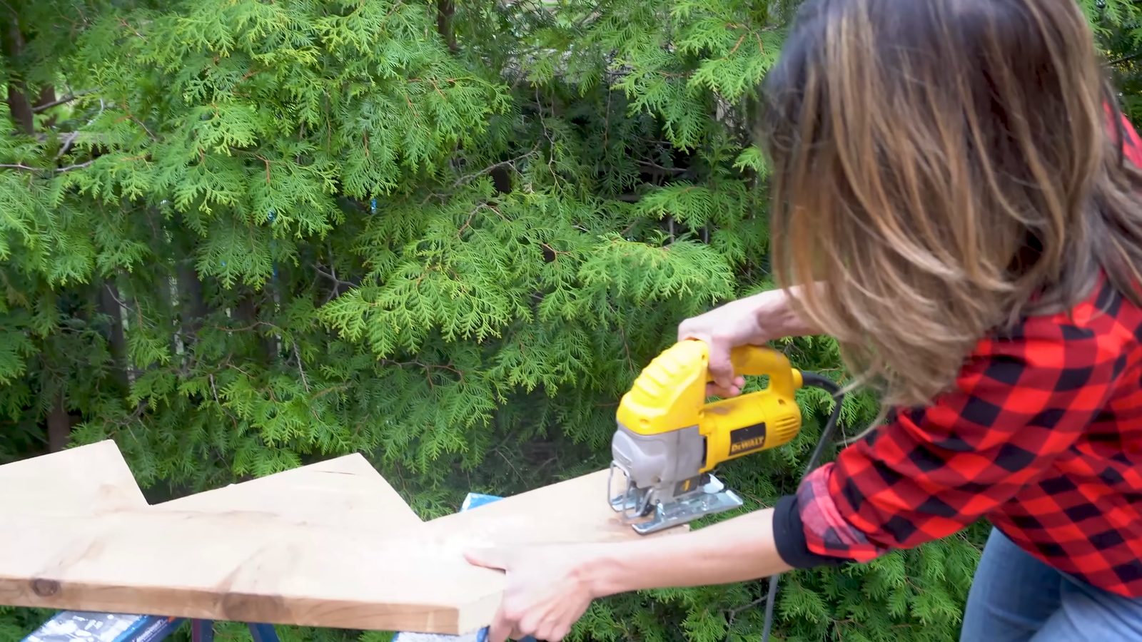 Cutting the base notch of the stringer cleanly with a jigsaw